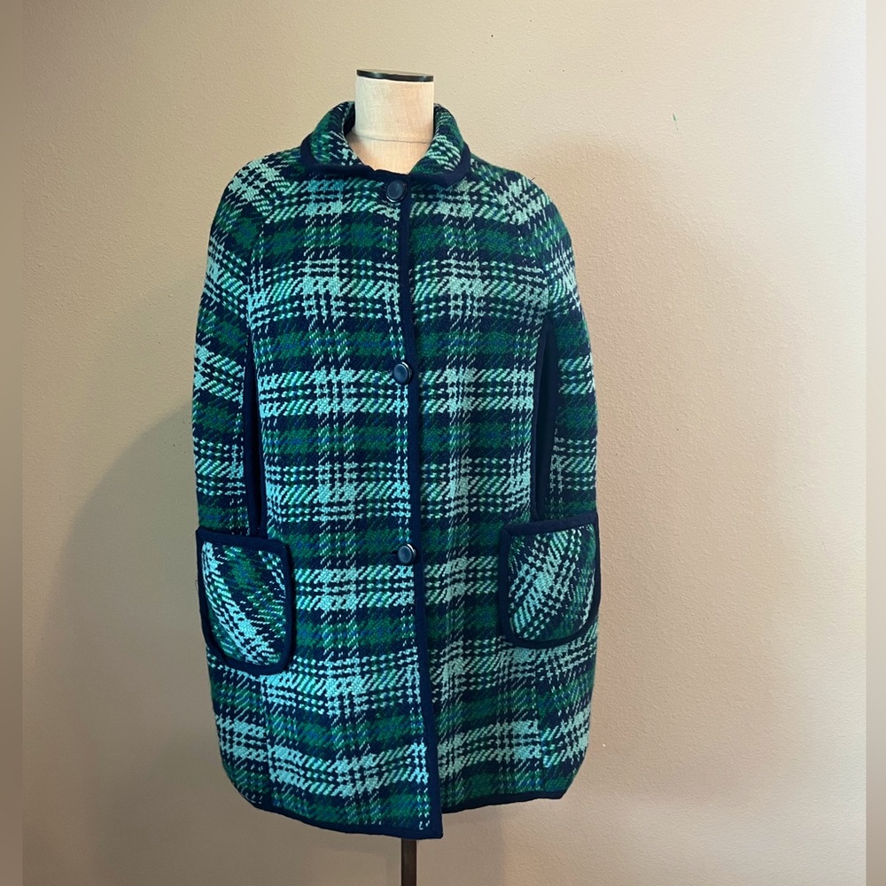 Vintage plaid lined cape. It’s definitely giving off chic Sherlock Holmes vibes!